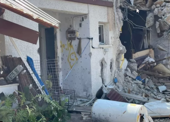 Dentro de Kfar Aza, donde militantes de Hamas mataron a familias en sus casas