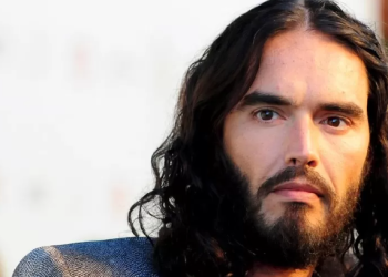 Russell Brand: Mujer acusa a comediante de agresión sexual en el set de filmación