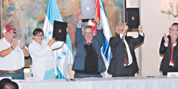 Controversia en Honduras: Despiden a 30 Médicos Locales y Contratan a 89 Cubanos, Generando Críticas sobre Filtración Política en Salud