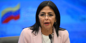 ¿Quién es Delcy Rodríguez, la mujer al mando de Venezuela tras la captura de Maduro?