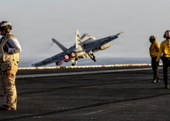 Búsqueda contrarreloj: EE. UU. e Irán compiten por localizar al piloto de caza derribado en Medio Oriente