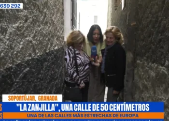 Descubren la calle más estrecha de Andalucía en Granada