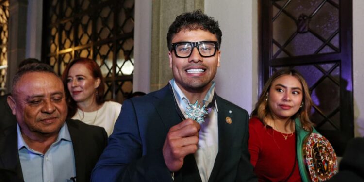 Lester Martínez recibe honor presidencial y fija meta de campeonato