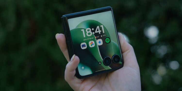 Motorola anuncia lanzamiento de nuevos Razr plegables en 2026