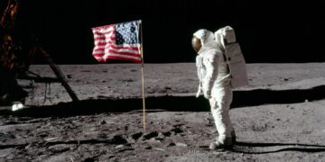 NASA acelera planes para llevar humanos a la Luna en 2027