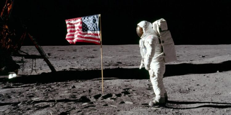 NASA acelera planes para llevar humanos a la Luna en 2027