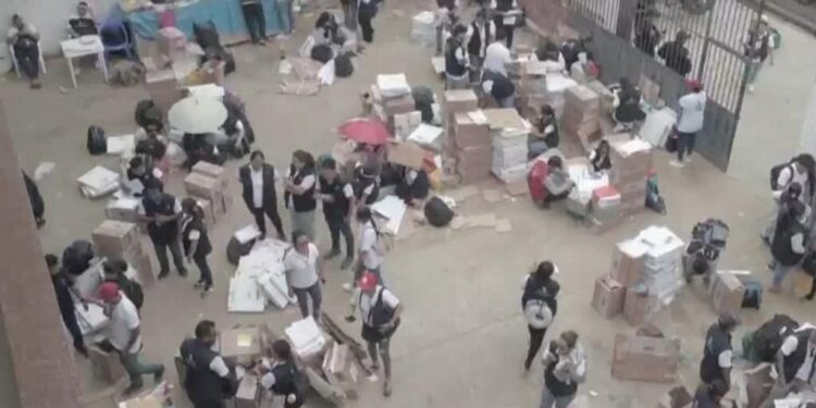 Perú: Fujimori y Sánchez lideran conteo mientras crece tensión electoral