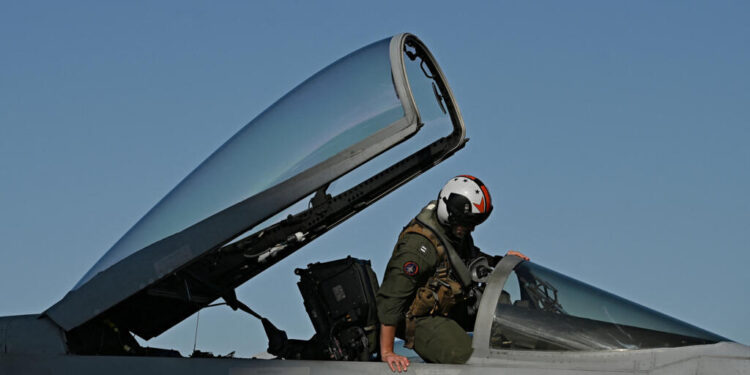 Piloto estadounidense desaparecido en Irán: las técnicas de supervivencia que podrían salvarle la vida