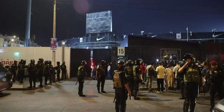 Tragedia en Lima: un muerto y 47 heridos durante banderazo previo al clásico del fútbol peruano