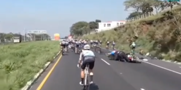 Vuelta Bantrab 2026: caída masiva de ciclistas en Escuintla