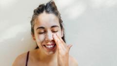 ¿Esperma de salmón y excremento de aves? La ciencia analiza las polémicas tendencias virales de cuidado de la piel