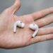 Apple desarrolla AirPods con cámara para controlar a Siri