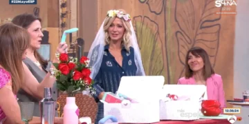 Programa español bromea con Susanna Griso en directo con regalos burlones