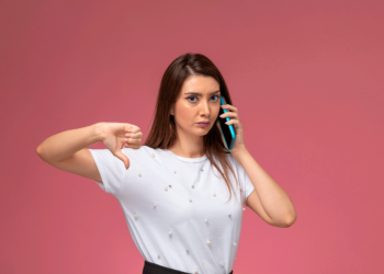 ¿Escuchas tu voz al hablar por teléfono? Así funciona este problema