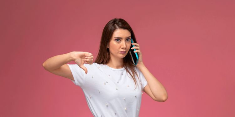 ¿Escuchas tu voz al hablar por teléfono? Así funciona este problema