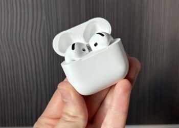 ¿Por qué un auricular se descarga antes que el otro?