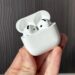 ¿Por qué un auricular se descarga antes que el otro?
