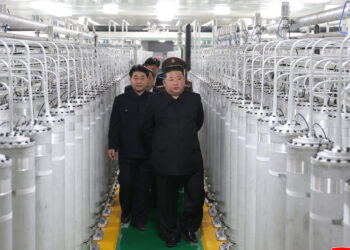 Corea del Norte exhibe nueva planta nuclear y amenaza expandir arsenal