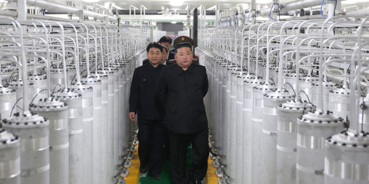 Corea del Norte exhibe nueva planta nuclear y amenaza expandir arsenal