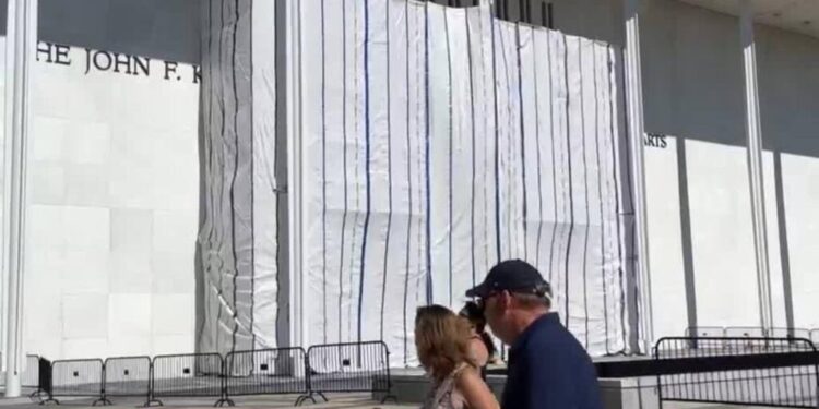 Corte federal ordena retirar nombre de Trump del Kennedy Center