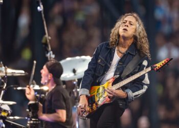 Kirk Hammett cae en pleno concierto de Metallica en Dublín