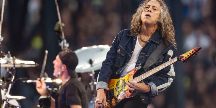 Kirk Hammett cae en pleno concierto de Metallica en Dublín