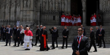 Papa León XIV llega a Barcelona para inaugurar nueva torre de Sagrada Familia