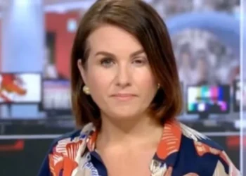 Presentadora BBC explica por qué salió al aire sin maquillaje completo