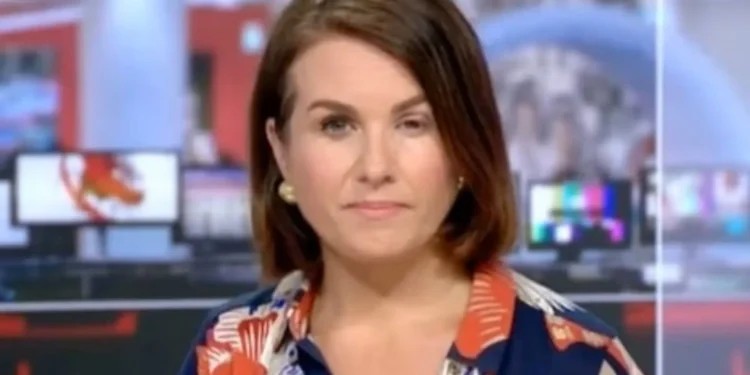 Presentadora BBC explica por qué salió al aire sin maquillaje completo