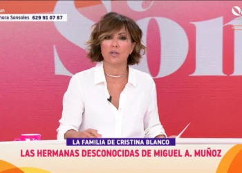 Presentadora española abandona emisión para asistir a ceremonia literaria
