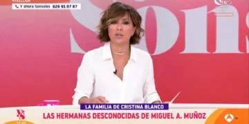 Presentadora española abandona emisión para asistir a ceremonia literaria