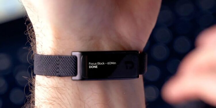 Pulsera minimalista: la alternativa económica contra la adicción al móvil