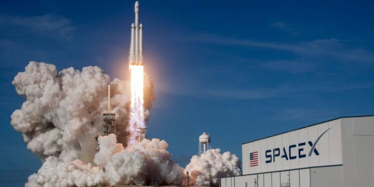SpaceX rompe récord: empresa de Musk entra a bolsa con valuación histórica