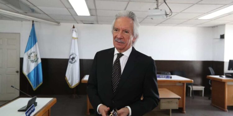 Aplazan audiencia de periodista Zamora para revisar salida por salud