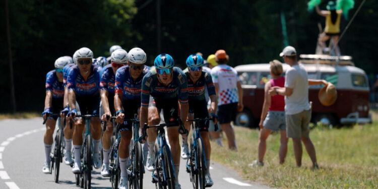 Tour de Francia acorta etapa por ola de calor extrema