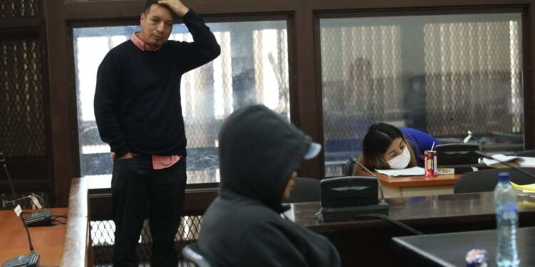 Aplazado juicio contra siete expolicías por muertes en San Andrés Itzapa