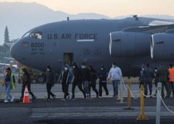 EE.UU. contratará empresa para localizar y cobrar multas a deportados en Guatemala