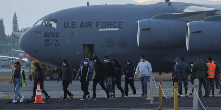 EE.UU. contratará empresa para localizar y cobrar multas a deportados en Guatemala
