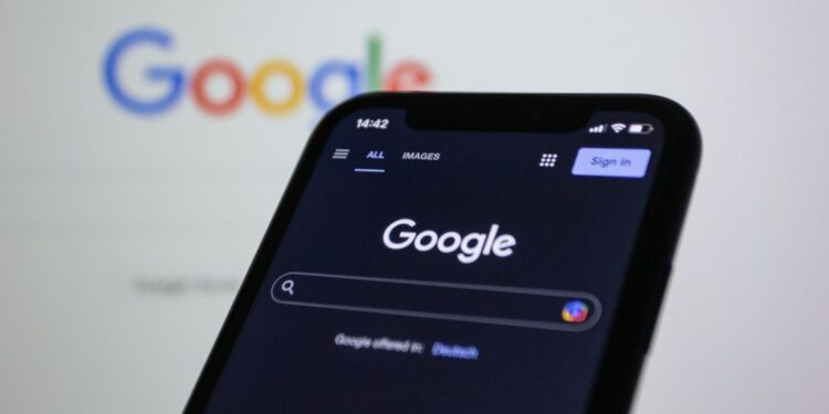 Google reestructura su división de IA para competir con rivales