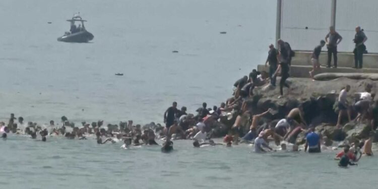 Redes sociales promueven cruces masivos de Marruecos a España