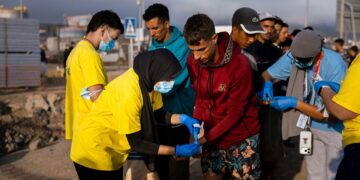 Crisis migratoria en Ceuta: miles retornan a playas tras fallido desalojo
