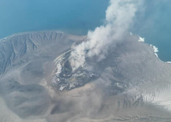 Indonesia: Anak Krakatoa entra en erupción y paraliza seis aeropuertos