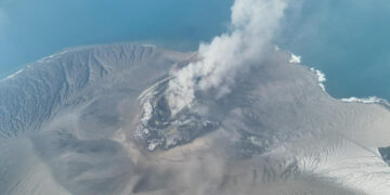 Indonesia: Anak Krakatoa entra en erupción y paraliza seis aeropuertos