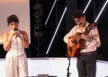 Mora Lucay: La voz chilena que conquista Europa con ritmos latinoamericanos