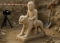 Turquía: Descubren estatua de 11.000 años con humano sobre leopardo