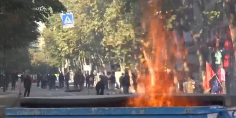 Albania en caos: protestas estudiantiles llevan a la sexta jornada de violencia