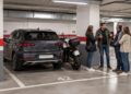 Garaje compartido: qué dice la ley sobre aparcar moto y coche juntos