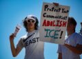 ICE despliega centros móviles de detención para acelerar deportaciones