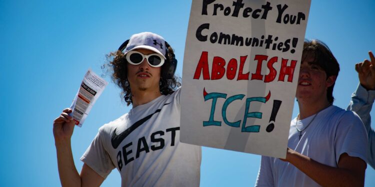 ICE despliega centros móviles de detención para acelerar deportaciones
