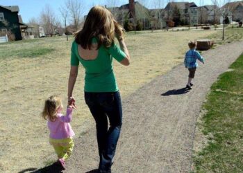 Madre condenada por dejar pasear solo a su hijo de 5 años